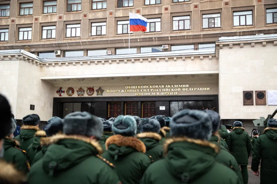 Военнослужащим, в том числе бывшим, планируется установить запрет на распространение информации в СМИ и соцсетях. Детальное изображение